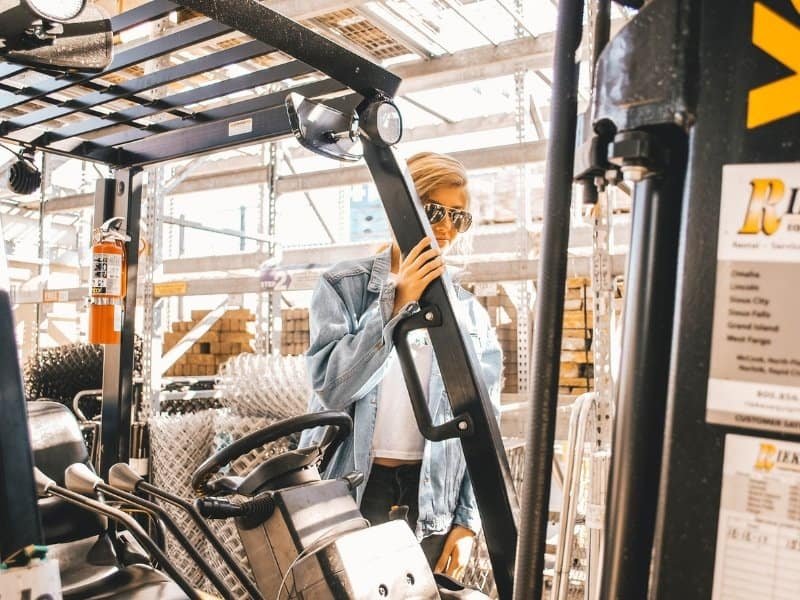 Read more about the article The Benefits of Buying a Used Forklift